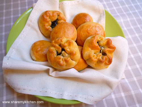 spinach-and-cheese-buns-5248037