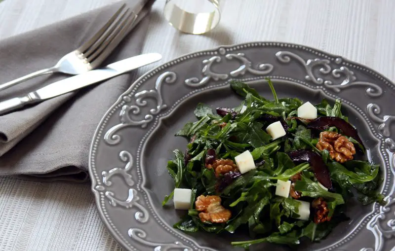 rocket-salad-arugula-and-caramelised-onions-with-goat-cheese-3-2082876