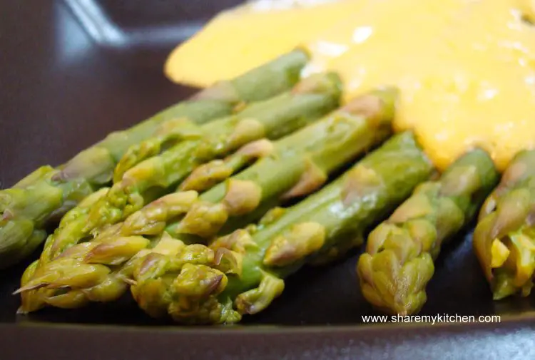 asparagus-with-hollandaise-sauce-9297147
