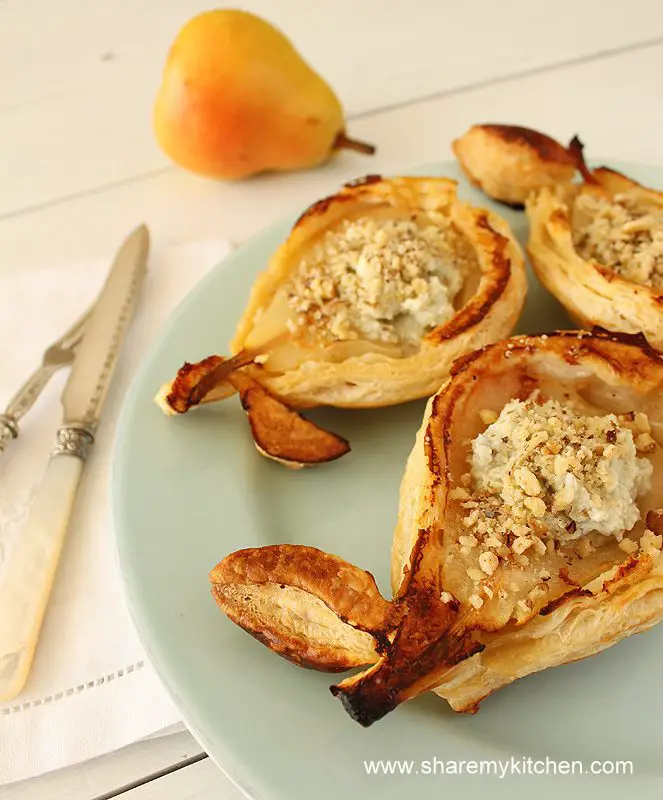 mini-pies-with-pear-blue-cheese-4410805